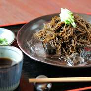 沖縄県産の生もずくをそばつゆでいただきます。通常のもずくとは異なる食感を楽しめます。