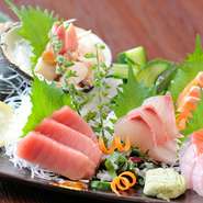 全て天然ものを築地で仕入れています。
食材本来の旨味を刺身でご堪能ください。