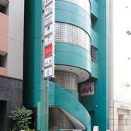 お店の入っているビルは外壁が緑となっていますので、コチラを目印にご来店ください。