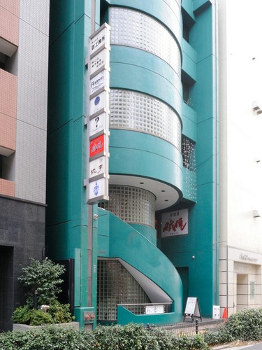緑のビルが目印