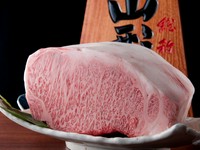 A5ランクの中から、さらに特級のお肉を厳選。口の中でとろけるような脂の旨味とサシの細かさが特徴です。