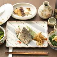 新鮮な食材を使い、すべて手づくりで仕上げた創作和食の数々。料理に合うお酒も常時15～20種類揃っているのが魅力的です。迷ったら、利き酒師が丁寧にアドバイスしてくれるので、日本酒初心者も安心して楽しめます。