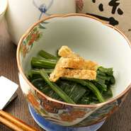 酒の肴からメインの逸品、コースまで種類豊富な料理。目で見ても楽しめるよう、盛り付けと器にも工夫を凝らしているのが、このお店のこだわりです。季節の味をたっぷりと堪能。