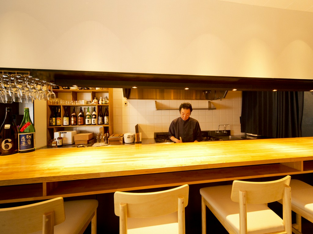 カウンター越しのスタッフとの会話もお楽しみのひとつ