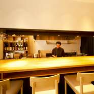 深夜まで営業している和食店。店内にはくつろげるカウンター席があるので、女性ひとりでもゆったりと食事とお酒が味わえます。気さくなスタッフとの会話を楽しみながら憩いのひと時を。