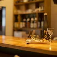 落ち着いた雰囲気の店内は女性同士でも気軽に利用できるのがうれしいポイント。３２００円のおまかせ（要予約）もあるので、女子会などにもオススメです。会社帰りや休日のひと時、親しい友人達とグラス片手に乾杯。