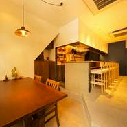 木を基調としたインテリアに囲まれたアットホームな空間。知人の家を訪れているような、気軽な心地よさを感じさせます。ひとりでふらりと、または家族や友人同士で利用できるお店です。