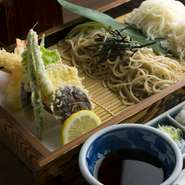 おいしさの秘密のひとつ、山形産「でわかおり」を中心とした純国産そばを使用。石臼挽きの自家製粉で荒挽きにした粉を使い、そばの粒子を極力生かしてそば本来の味と香を出すように工夫された【庄司屋】のそばです。