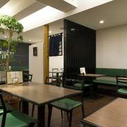 居心地の良さに配慮された店内。本漆喰の白壁や地元工房にオーダーしてつくった調度品でまとめられたシンプルな空間です。本店とは違う趣の中、老舗の味が楽しめます。