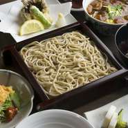 山形の自然で育った旬の食材を使用した料理と「手打ちそば」が味わえる『そば会席』。約10種類の山形産地酒もご用意しております。お酒と共にぜひご賞味ください。