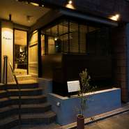 ビル1階に店を構えている【Plaisir】。「Plaisir」＝喜び、という名の通り、食べる喜び、人と触れ合う喜び、心が満たされる喜び、そして幸せを感じられる喜びを味わえます。