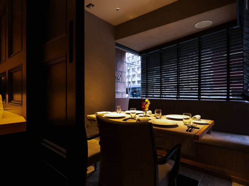 シックで落ち着きのある個室を、一室ご用意