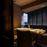 個室は3名様から貸切にでき、最大6名様まで入室できます。ファミリー、女子会、友人との会食、会社の接待などあらゆる場面に対応可能。一室のみなので、早めの予約をオススメします。