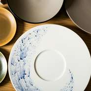 料理を盛り付ける器やカトラリーは、主に料理人自身で選んでいます。一点物や作家の手からなる食器、「金物の街」として有名な燕三条のカトラリーなど、選りすぐりのものが使われています。