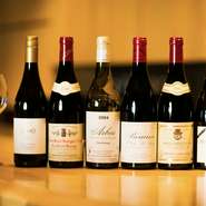グラスワインは産地にこだわらず世界各国のワインを揃えていますが、ボトルはフランス限定で仕入れています。手軽さと王道を兼ね備えたソムリエのセレクトを、ご堪能あれ。