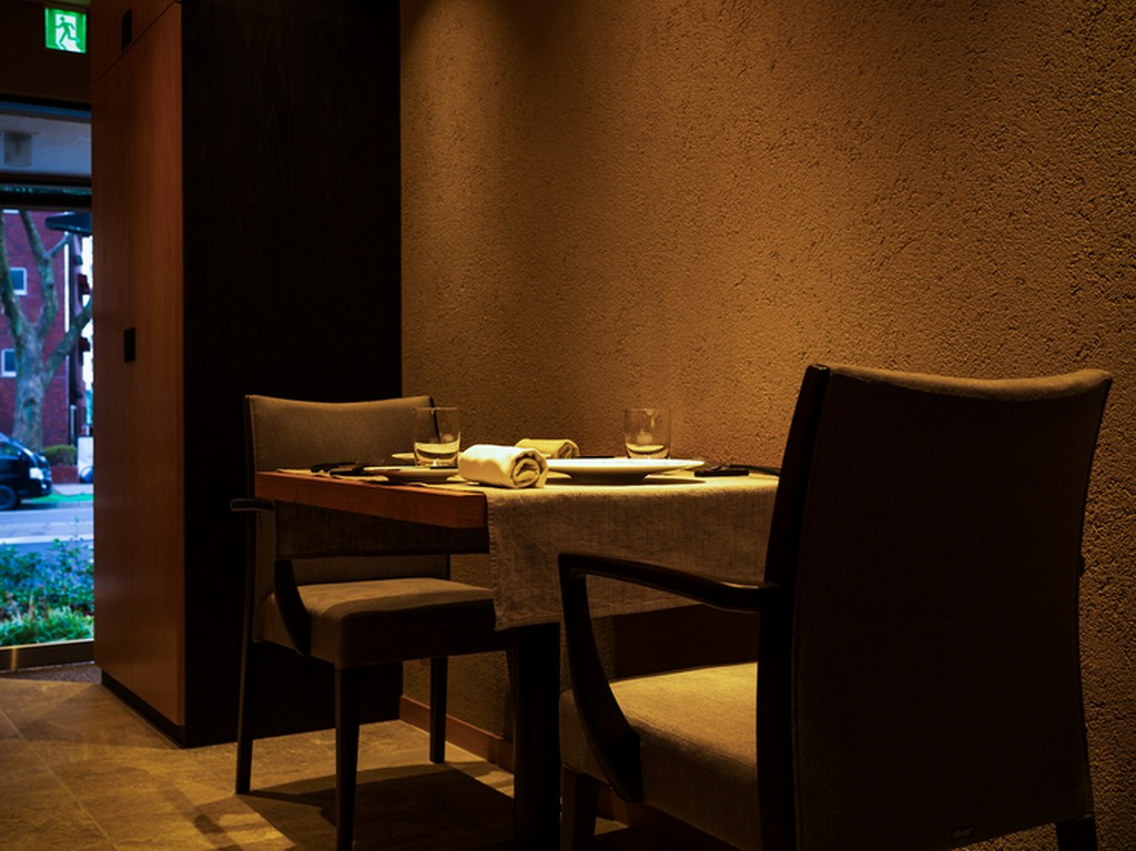 デートにぴったり、二名様掛けのテーブル席