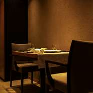 おいしい料理とワインが二人の距離を近づけてくれるので、誕生日や記念日に使われる方も多いとか。流れるようなサービスに会話も弾み、シンプルな照明が二人を優しく包みます。