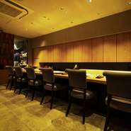 キッチンの扉がガラス張りとなっているため、カウンター席からはキッチンで腕を振るう料理人の姿を見ることができます。調理中のパフォーマンスに、ゲストの心は躍ります。