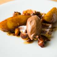 焼きたてベルギーワッフルに、濃厚なベルギーチョコアイスを合わせます。バニラシュガーでローストした、ラフランスの香ばしさが良い歯触り。