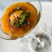 三陸産の生ウニと佐藤シェフの原点「ビーフコンソメ」が彩り良く、旬菜が食感の良さをアピール。