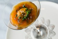 三陸産の生ウニと佐藤シェフの原点「ビーフコンソメ」が彩り良く、旬菜が食感の良さをアピール。