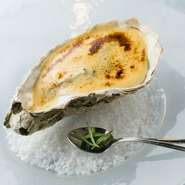 奥松島より届く牡蠣2つを蒸し焼きに。サバイヨンソースをたっぷりと、色付け程度にグリルしてあります。