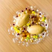 フォアグラを使った滑らかなムース。器の気泡とコンソメジュレの透明感、野菜のカットも計算されています。