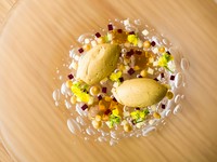 フォアグラを使った滑らかなムース。器の気泡とコンソメジュレの透明感、野菜のカットも計算されています。