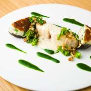 白身魚と、すり身にしたホタテを椎茸のかさに詰めて、それぞれ焼いています。春菊のソースで味を引き締め、クスクスでカリッとした食感を。