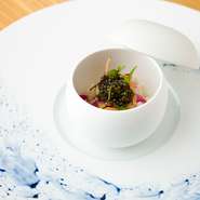 コロンと丸い器の中には、カリッと表面を焼いた鮑とご飯をベースに、キャビアをトッピングしています。赤玉ネギのピクルスで、後味が爽やか。