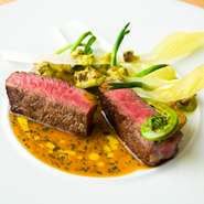 画像は、地元のブランド牛「仙台牛」。表面に焼き目を付けた後、フォンドボーをベースにつくったジュドブッフをかけ完成。素材や部位に合わせ、ソースや調理法を変えています。