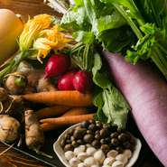 契約農家直送の野菜を基本に使用。農業の考え方や知識など、会話から得られることは無限大です。自分の足で探し、自分の舌で確認し、納得できるものを料理として使う、このスタンスをとても大切にしています。