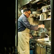 「食事を楽しめる場所でありたい」と、願う料理人。日常のせわしさとは異なる時間の流れを感じてもらえるようにと、訪れてくれた方全員に料理と共に温かな心も配ります。