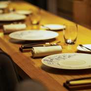 女性同士で利用されている方も多い【Plaisir】。ランチはおいしい料理とお喋りを、ディナーは落ち着いた雰囲気も合わせて楽しんでいます。ご夫婦での記念日ディナーにも最適。