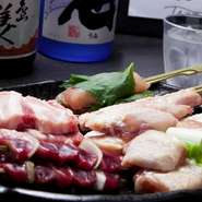 毎日一本ずつ手串でつくります。九州の醤油と生姜を効かせた、自家製ダレでいただきます。