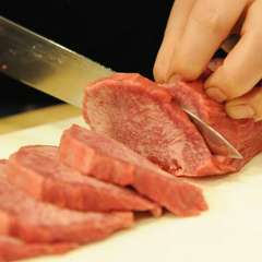 驚きの極厚カット！　ジューシーで旨み溢れる『厚切り生牛タン』