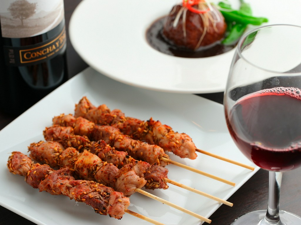 ラムの肩肉を本格炭焼きした『ハルビン羊串焼き（2本）』