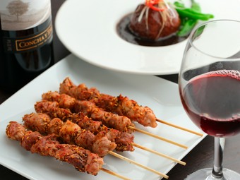 ラムの肩肉を本格炭焼きした『ハルビン羊串焼き（2本）』