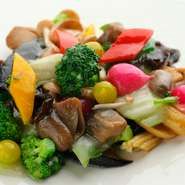 季節のおいしい野菜を彩り鮮やかに楽しめる『季節の野菜炒め』