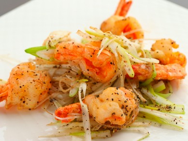 プリプリの海老と葱だけをシンプルに『エビの黒胡椒炒め』