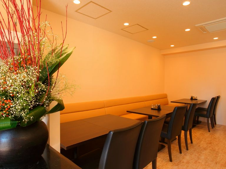 シックなテーブル席で本格中華を満喫