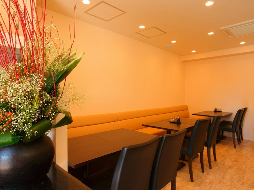 シックなテーブル席で本格中華を満喫