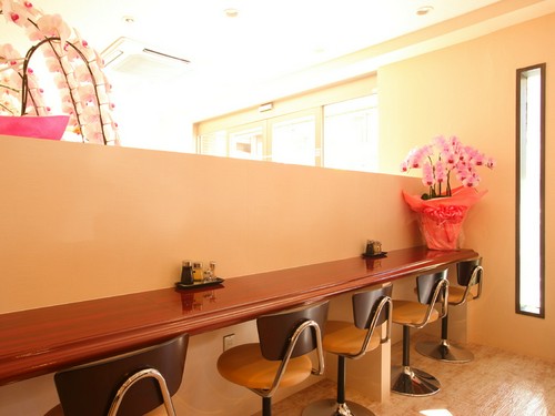 区切られたカウンター席はお一人様に便利