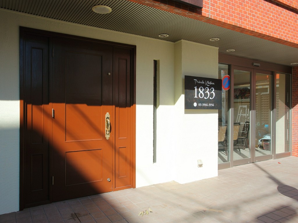明るいカフェのような店構えの【Private Kitchen 1833】