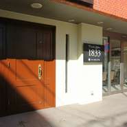 明るいカフェのような店構えの【Private Kitchen 1833】
