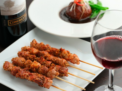 本格炭火焼の【ハルビン風ラム串焼き】はワインにぴったり