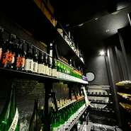 日本酒、ワイン、果実酒、焼酎など、お酒を種類豊富に取りそろえているところが魅力です。特に日本酒は、その保存方法にも徹底していて、店内に酒蔵があるほど。山口県の獺祭をメインに全国各地のものが楽しめます。