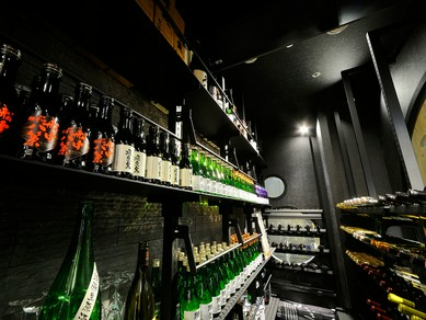 日本酒やワインが豊富。回転寿司ながら本格的にお酒も楽しめます