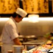 銀座通りに唯一の回転寿司のお店 銀座沼津港。
各種メディアに引っ張りだこの有名店。
皆さんに美味しいお寿司を気兼ねなく食べてもらいたいから、お寿司の食べ放題を始めました！

