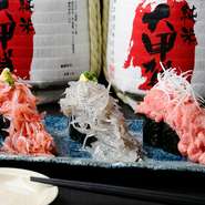 駿河湾の生しらす、香ばしい生桜海老、マグロの中落ちを細巻きの上にダイナミックに盛った逸品です。